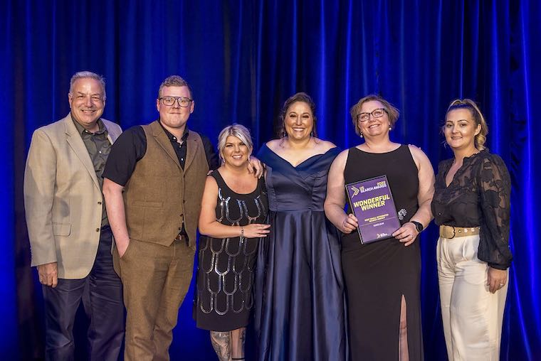 AIMCLEAR's Joe Thornton, Tim Halloran, Amanda Farley, Lea Scudamore, and Laura Weintraub received the US Search Award for Best Integrate Agency from Helen Barkley of Don't Panic Events.